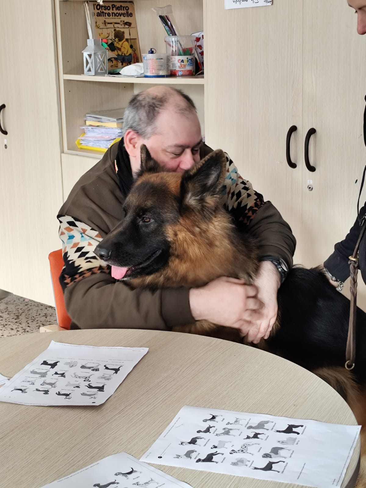 Momento di relazione tra una persona e un cane durante un’attività JIMpet